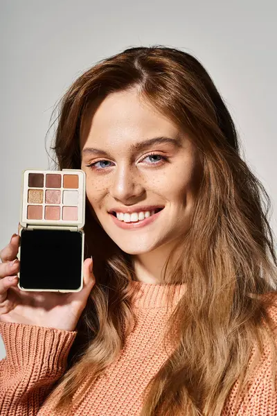 Leende Vacker Attraktiv Kvinna Med Persika Makeup Palett Nära Ansiktet — Stockfoto
