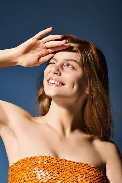 Kvinna Med Persika Makeup Och Fräknar Vidröra Pannan Och Titta — Stockfoto