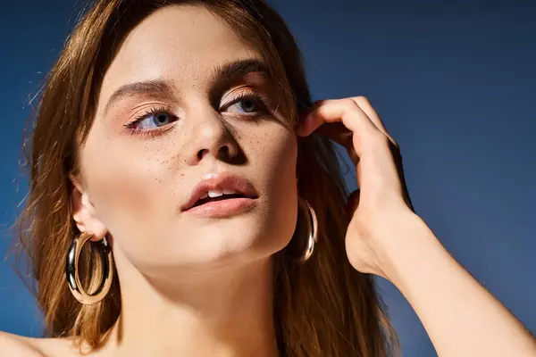 Ung Vacker Kvinna Tittar Upp Med Naturlig Makeup Röra Hennes — Stockfoto