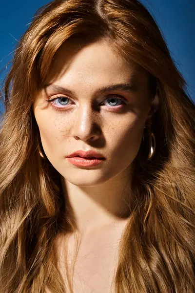 Närbild Skönhet Porträtt Vacker Kvinna Med Persika Naturlig Makeup Blå — Stockfoto