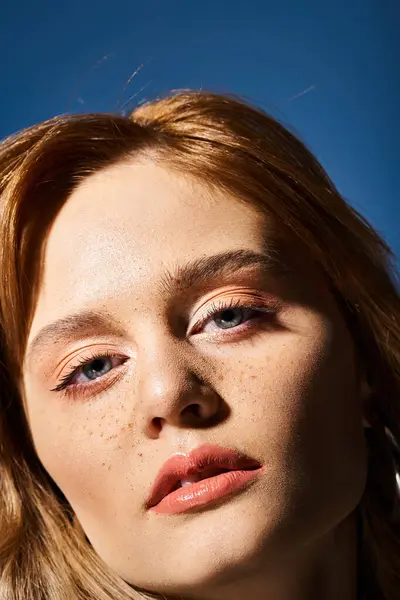 Närbild Skönhet Skott Vacker Kvinna Med Blå Ögon Persika Makeup — Stockfoto