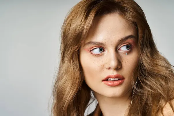 Närbild Porträtt Kvinna Med Tårta Ansikte Juveler Persika Makeup Och — Stockfoto