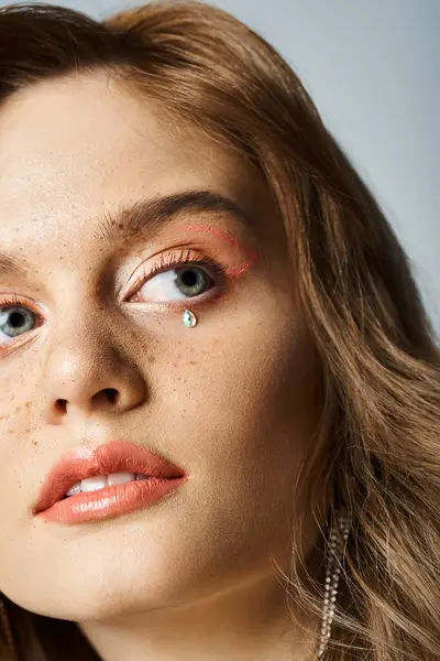 Göz Yaşartıcı Mücevherleri Şeftali Makyajı Çilleri Olan Mükemmel Bir Kadının — Stok fotoğraf