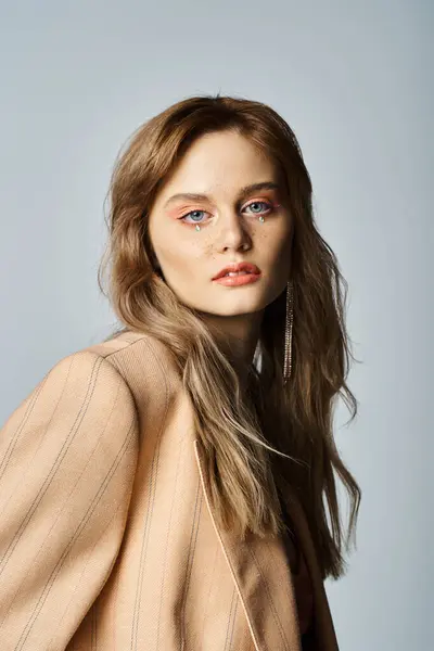Vacker Kvinna Beige Jacka Bär Naken Makeup Med Ansikte Juveler — Stockfoto