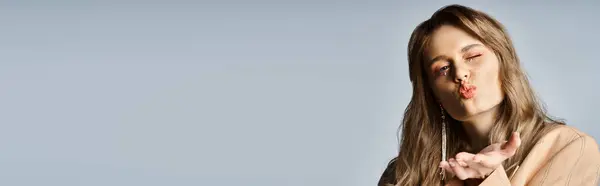 Wesoła Kobieta Ubrana Beżową Kurtkę Makijaż Brzoskwiniowy Błyszczące Klejnoty Buziaki — Zdjęcie stockowe