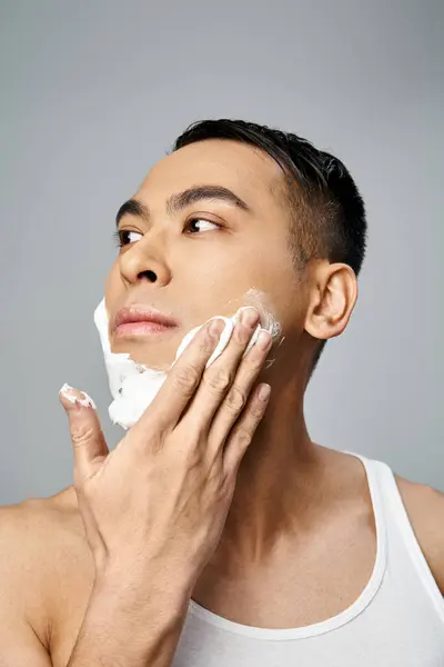 Tampan Pria Asia Dengan Busa Cukur Wajah Dalam Pengaturan Studio — Stok Foto