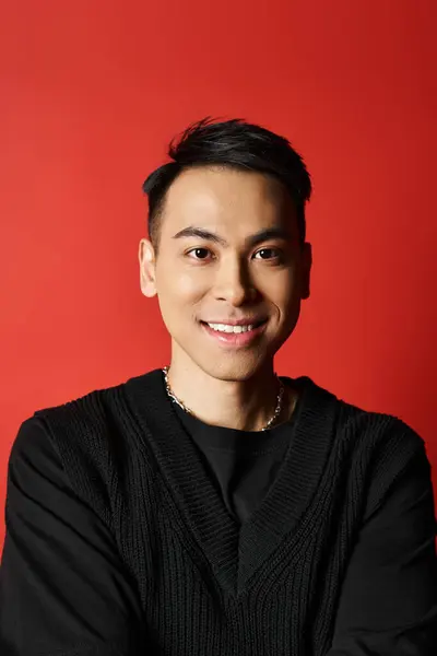 Kjekk Asiatisk Mann Smiler Varmt Kameraet Iført Elegant Svart Genser stockbilde