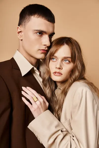 Zarif Takım Elbiseli Sofistike Genç Bir Çift Birlikte Poz Veriyor — Stok fotoğraf