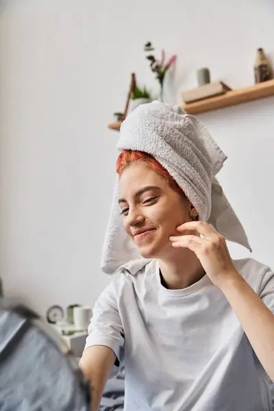 Cheerful Extravagant Person White Hair Towel Looking Mirror Morning Routine — Stock Photo, Image