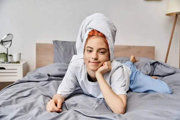 Vrolijk Mooi Queer Persoon Met Haar Handdoek Chillen Haar Bed — Stockfoto