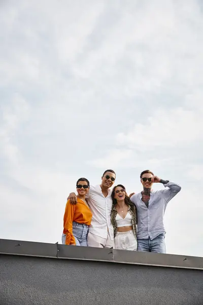 Vier Verschiedene Lustige Freunde Mit Sonnenbrille Lebendigen Kostümen Posieren Auf — Stockfoto