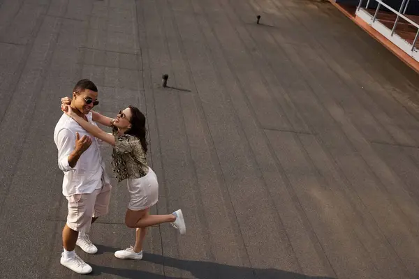 Mann Und Frau Lässiger Kleidung Mit Sonnenbrille Posieren Gemeinsam Auf — Stockfoto