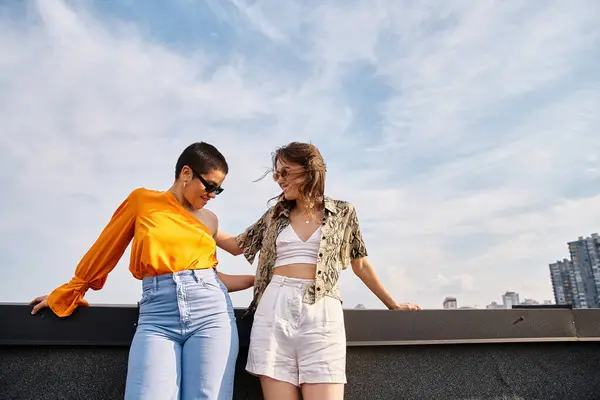 Zwei Lebenslustige Attraktive Frauen Stylischen Freizeitanzügen Mit Sonnenbrille Posieren Gemeinsam — Stockfoto