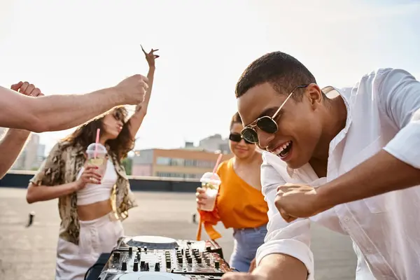 Fröhlich Ansprechende Freunde Mit Sonnenbrille Und Cocktails Feiern Auf Dem — Stockfoto