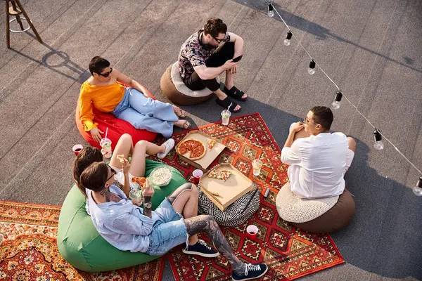 Vista Superior Cinco Amigos Alegres Multirraciales Disfrutando Pizza Cócteles Fiesta —  Fotos de Stock