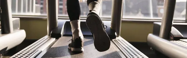 Ένας Αθλητικός Άντρας Ενεργεία Φοράει Περιπάτους Διάδρομο Γυμναστικής — Φωτογραφία Αρχείου