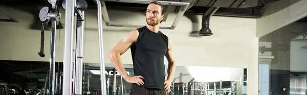 Atletický Muž Aktivním Oblečení Stojící Tělocvičně Ruce Bok — Stock fotografie