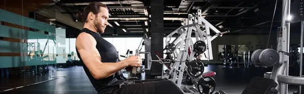 Athletic Man Active Wear Engaging Workout Routine Using Machine Gym — Zdjęcie stockowe