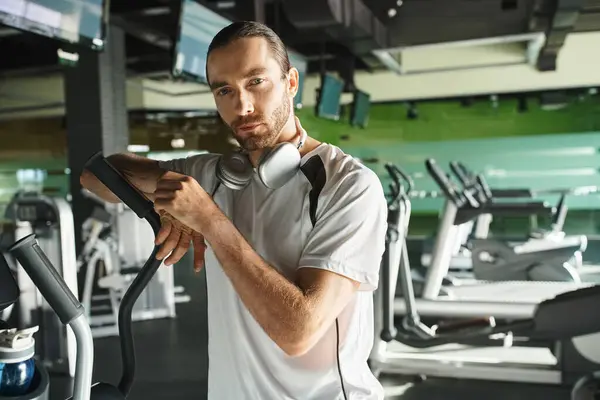 一位穿着运动服的健康男子正在体育馆里用跑步机进行日常锻炼 — 图库照片