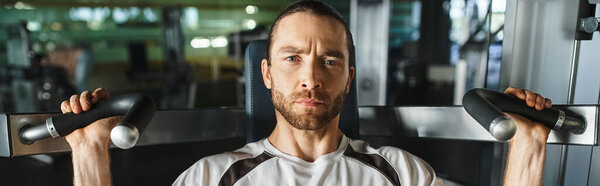 Атлетик в активной одежде демонстрирует силу и решимость..