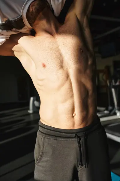 Hombre Musculoso Sin Camisa Está Pie Gimnasio Mostrando Físico Esculpido —  Fotos de Stock