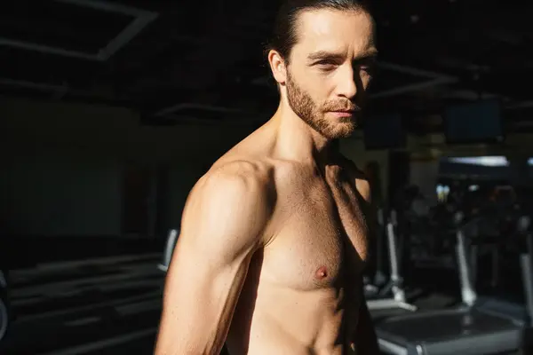 一个没有衬衫的肌肉发达的男人正在健身房锻炼 表现出他强壮的体魄和对健身的热诚 — 图库照片