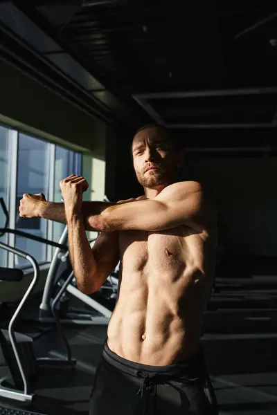 Üstsüz Kaslı Bir Adam Spor Salonunda Kaslarını Esnetir Gücünü Fiziksel — Stok fotoğraf