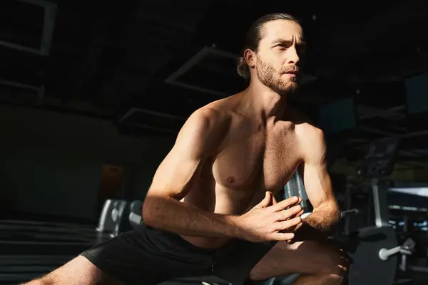 Ein Muskulöser Mann Mit Nacktem Oberkörper Der Einer Turnhalle Auf — Stockfoto