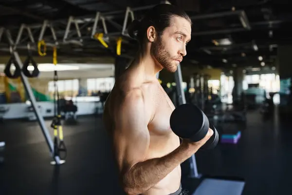 Homem Sem Camisa Ginásio Segurando Haltere Mostrando Seu Físico Muscular — Fotografia de Stock