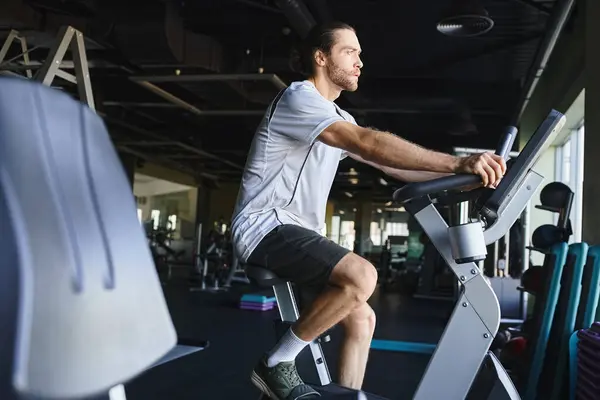 Kaslı Bir Adam Spor Salonunda Durgun Bir Bisikletin Üzerinde Enerjiyle — Stok fotoğraf