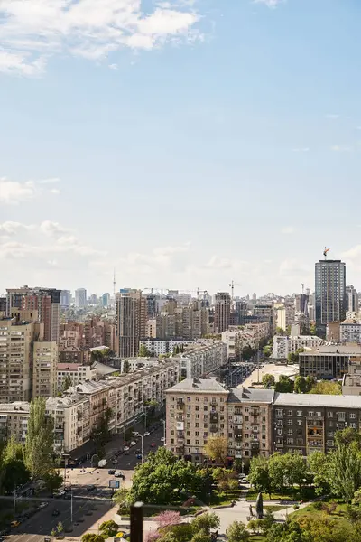 Eine Geschäftige Stadt Mit Beeindruckenden Wolkenkratzern Die Die Skyline Dominieren — Stockfoto