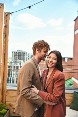 Bir erkek ve bir kadın yan yana durur, birlik ve bağlılık hissi yayarlar. Vücut dilleri yakınlığı ve ortaklığı ifade eder.