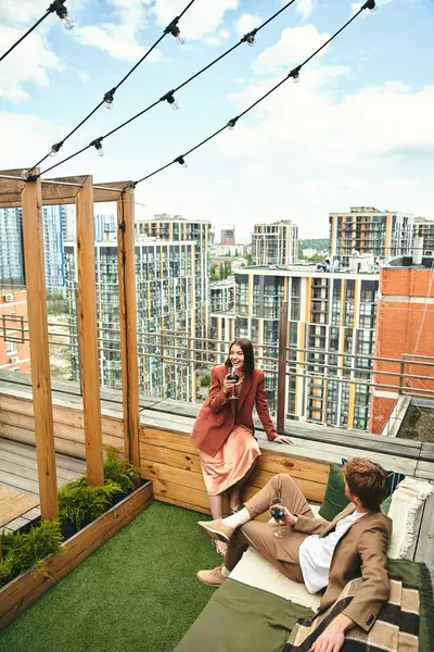 Ein Mann Und Eine Frau Sitzen Entspannt Auf Einem Dach — Stockfoto