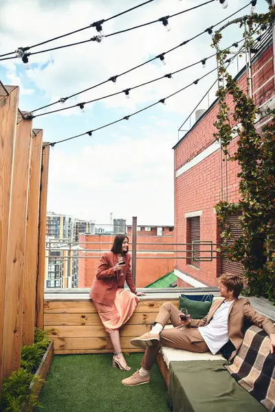 Ein Paar Sitzt Auf Einem Dach Und Genießt Gemeinsam Die — Stockfoto