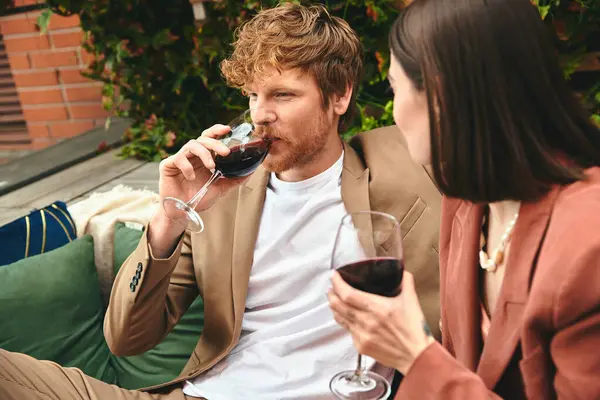 Hombre Una Mujer Disfrutan Una Noche Acogedora Sofá Bebiendo Vino — Foto de Stock