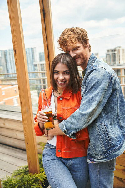 Мужчина и женщина стоят бок о бок, источая силу, солидарность и взаимное уважение.