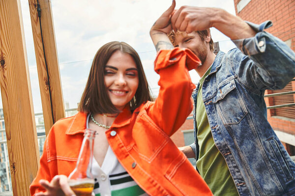 Мужчина и женщина стоят бок о бок, их взгляды заперты во взаимопонимании и связи.