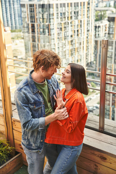 Мужчина и женщина стоят в непосредственной близости, излучая чувство единства, единства и взаимопонимания