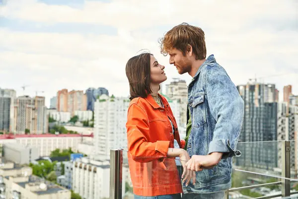 Man Woman Standing Close Together Sharing Moment Connection Understanding — Stock Photo, Image
