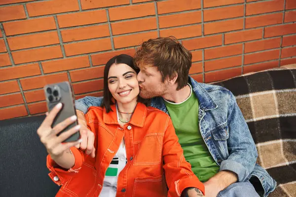 Couple Sitting Couch Smiling While Taking Selfie Together — Stock Photo, Image