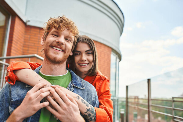 Мужчина нежно держит женщину на руках, показывая жест заботы и привязанности в спокойной обстановке