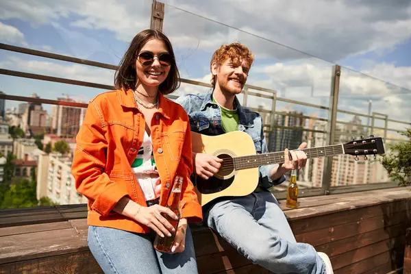 男と女がリッジに座り 星空の下でギターをまとめ ロマンチックでメロディーな雰囲気を作り出しています — ストック写真