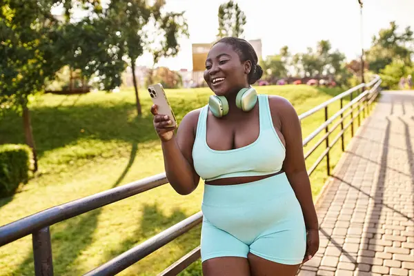 Una Mujer Afroamericana Con Estilo Traje Azul Está Absorta Teléfono —  Fotos de Stock