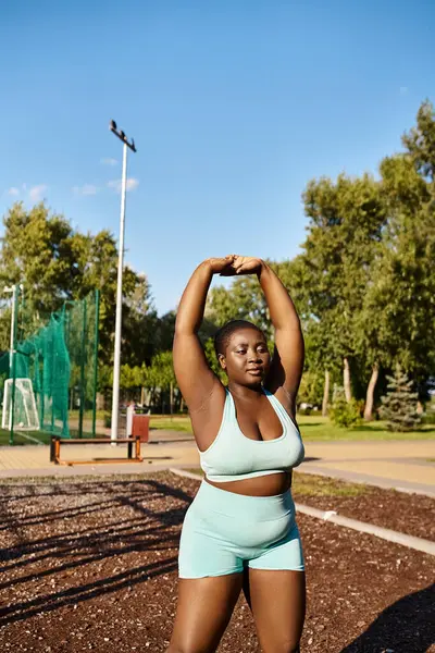 Een Bochtige Afro Amerikaanse Vrouw Een Blauwe Sport Beha Top — Stockfoto