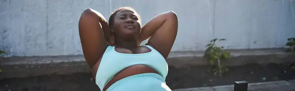 Une Femme Afro Américaine Confiante Vêtements Sport Exécute Habilement Handstand — Photo