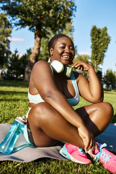 Spor Giyimli Kıvrımlı Afrikalı Amerikalı Bir Kadın Sıcak Güneşin Altında — Stok fotoğraf