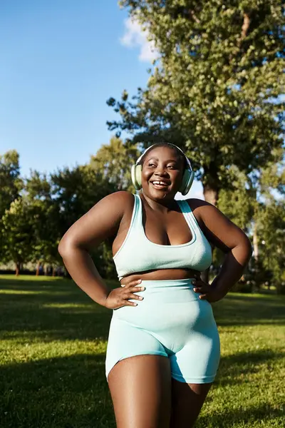 Curvy African American Woman Blue Sportswear Stands Gracefully Lush Green — Stock Photo, Image