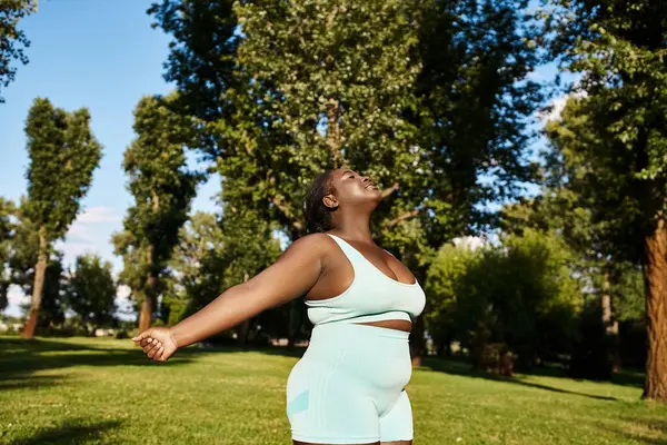 Kurvig Afroamerikansk Kvinna Blå Klänning Som Står Elegant Grönskande Gräsplan — Stockfoto