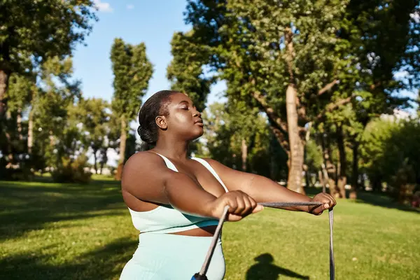 African American Woman Sportswear Confidently Holds Skipping Rope Poised Swing — Stock Photo, Image