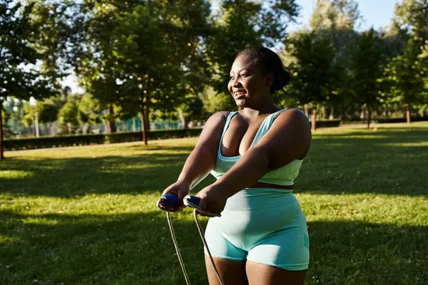 Curvy African American Woman Green Sports Bra Blue Shorts Exercising — Stock Photo, Image
